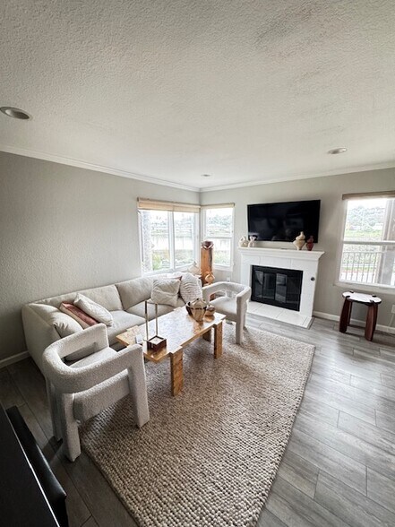 Building Photo - 2828 Famosa Blvd