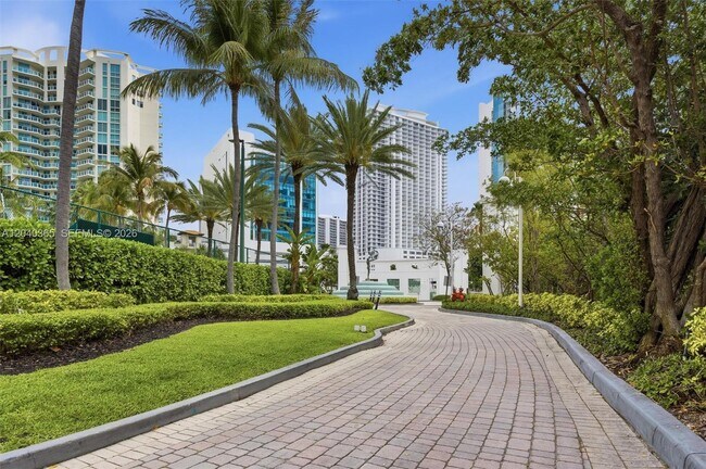 Building Photo - 16500 Collins Ave