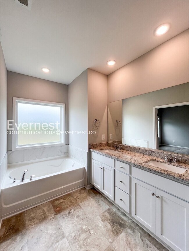 Building Photo - Home with Fenced Yard and Garage / 4 Bed, 2 Bath  / Voucher Accepted / Pet-friendly / Coming Soon!