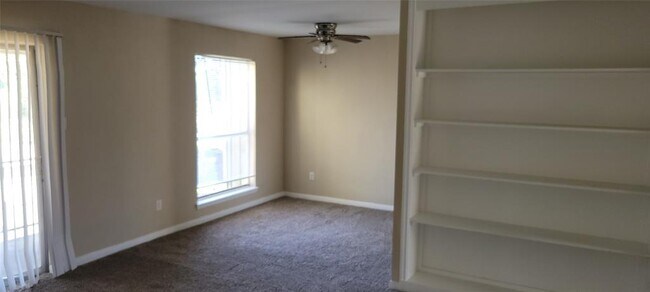 Building Photo - 5625 Antoine Dr