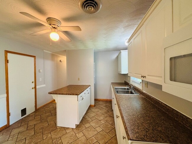 Building Photo - 1105 Robin Rd
