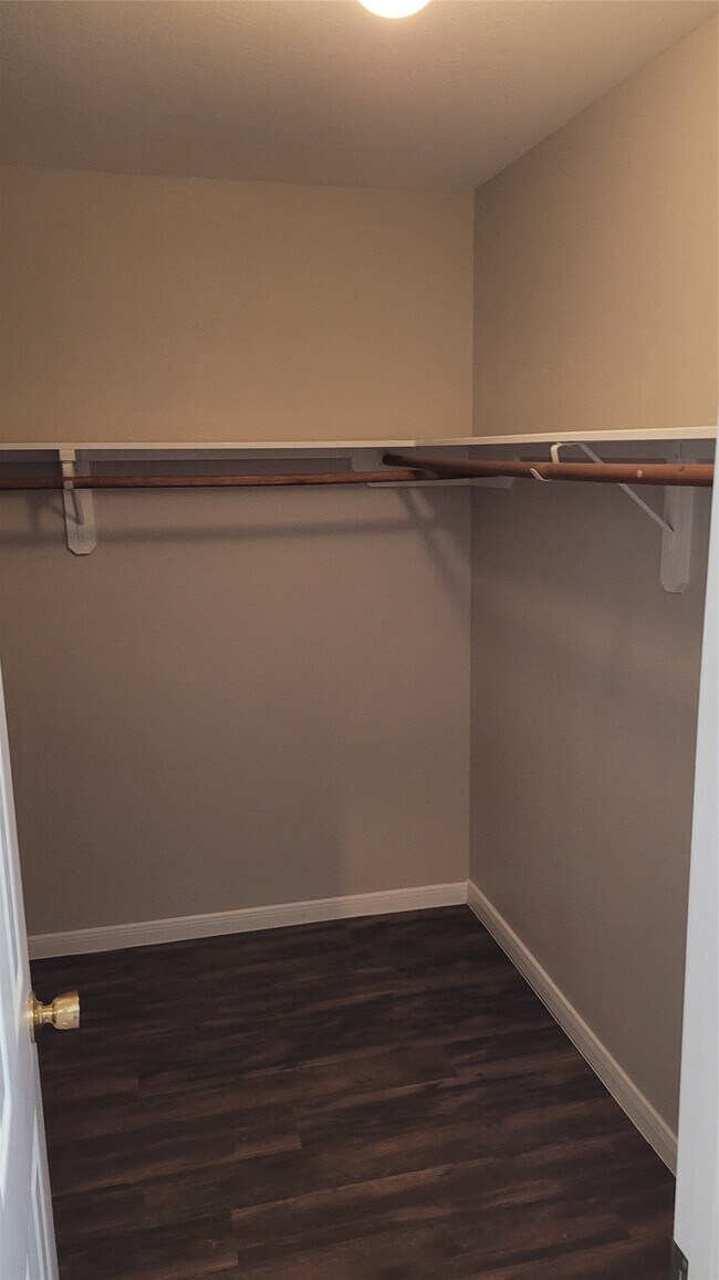 Building Photo - 7211 Foxwalk Ln