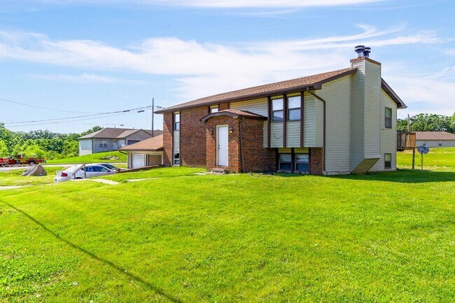 Building Photo - 3201 Elm Grove Dr