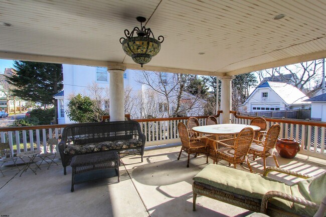 Building Photo - 2 S Dudley Ave