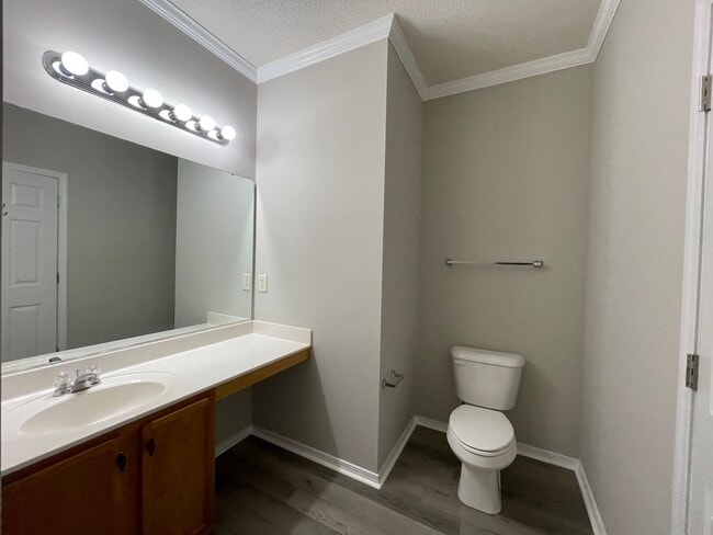 Building Photo - SPACIOUS 3bed/2.5bath TOWNHOME w/1st floor...