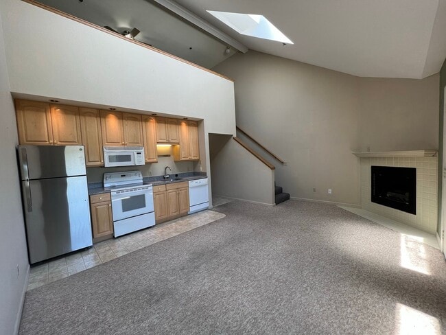 Building Photo - Application Pending - 2 Bed, 2 Bath Upper ...