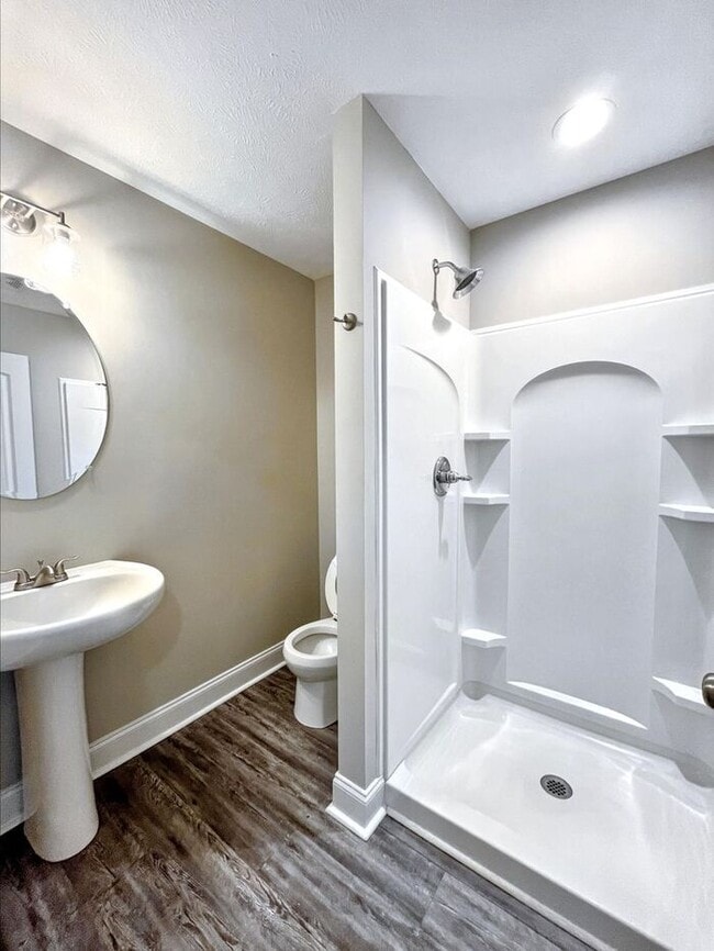 Building Photo - Charming 3-Bed, 3-Bath Townhouse Just Minu...