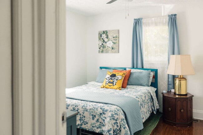 Building Photo - 145 Midway St