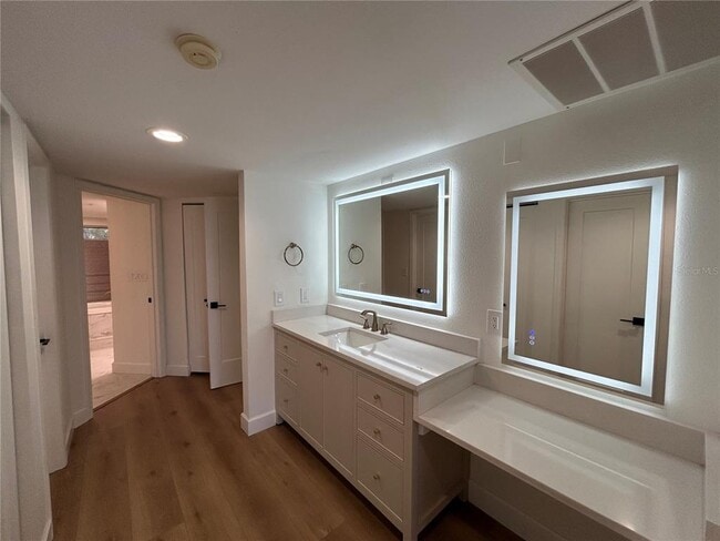 Building Photo - 6260 Kipps Colony Ct S