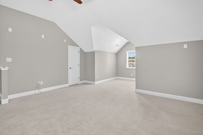 Building Photo - “5-Bedroom Home with Bonus Room & Resort-S...