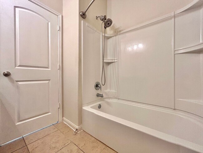 Building Photo - Beautiful 3-Bedroom, 2-Bath Home with Comm...