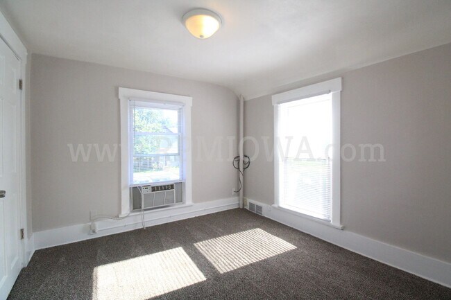Building Photo - CHARMING!! 3 bedroom, 1.5 Bath Home in Des Moines