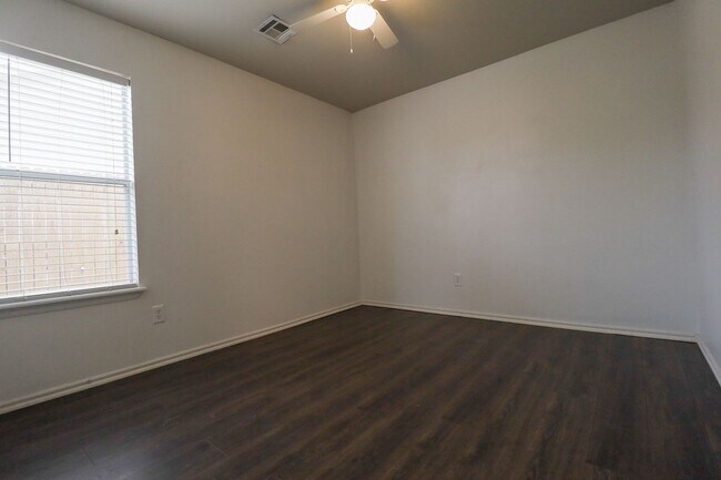 Building Photo - 3 Bed 2 Bath