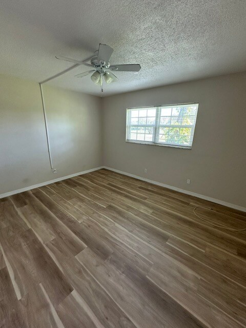 Building Photo - 55 Country Club Dr