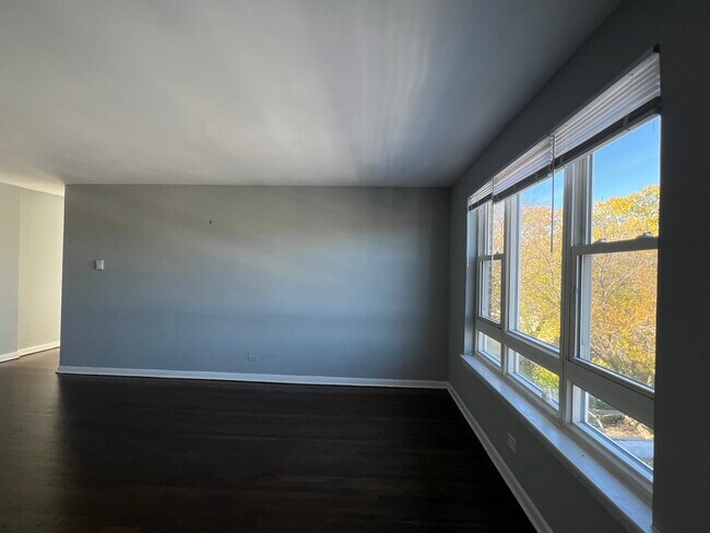 Building Photo - 5335 N California Ave