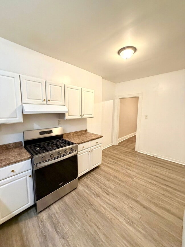 Building Photo - 526 Howard Ave