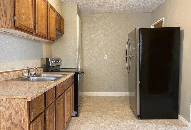 Building Photo - Charming 1 Bed Near Plaza District | Historic Character + Secure Entry