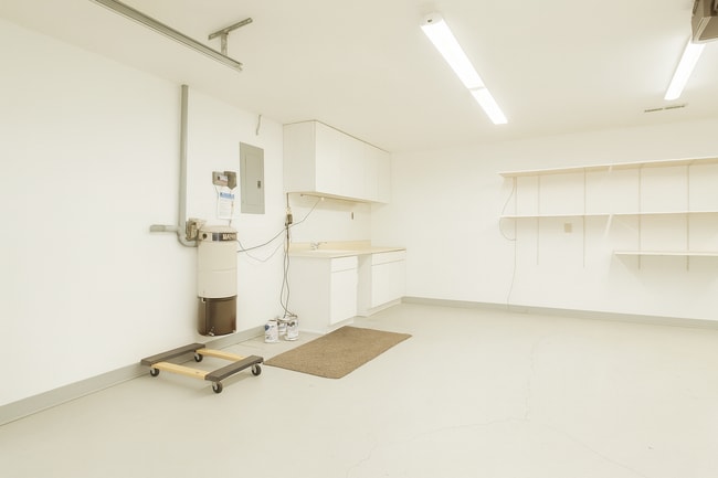 Building Photo - Spacious SW Bend Home on Nearly Half an Ac...