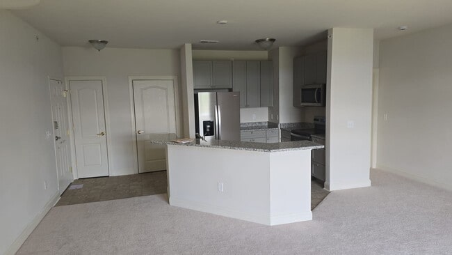 Building Photo - 3000 Fountainview Cir