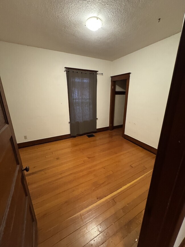 Building Photo - 410 NE 56th Ave