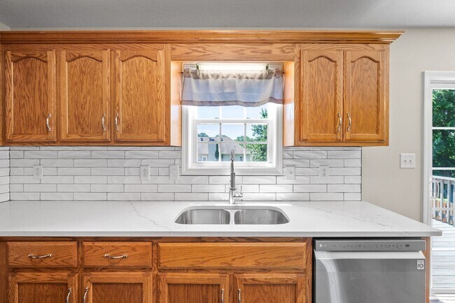 Building Photo - 680 Foxfield Dr