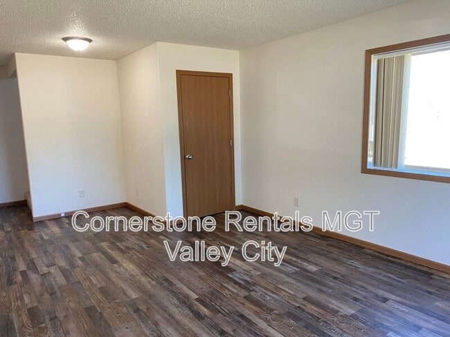 Building Photo - 508 10th Ave SE