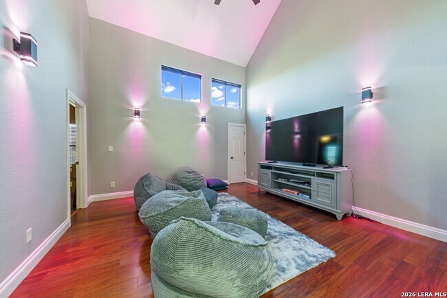 Building Photo - Charming Home Awaits: Spacious & Modern Living in a Prime Location