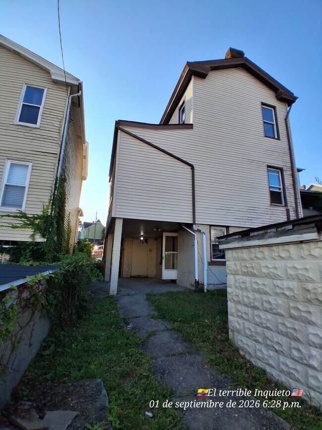Building Photo - 122 E Amanda Ave