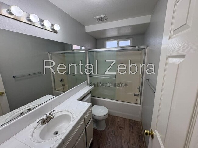 Building Photo - 786 Kinglet Ct