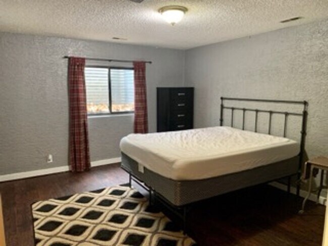 Building Photo - Huge room in a large shared home, private bathroom, great neighborhood, friendly roommates!