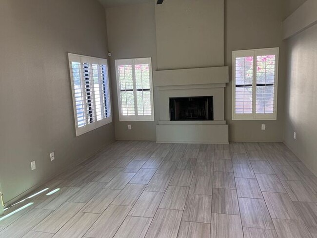 Building Photo - Adorable light and bright! 3Bedroom/2Bath ...