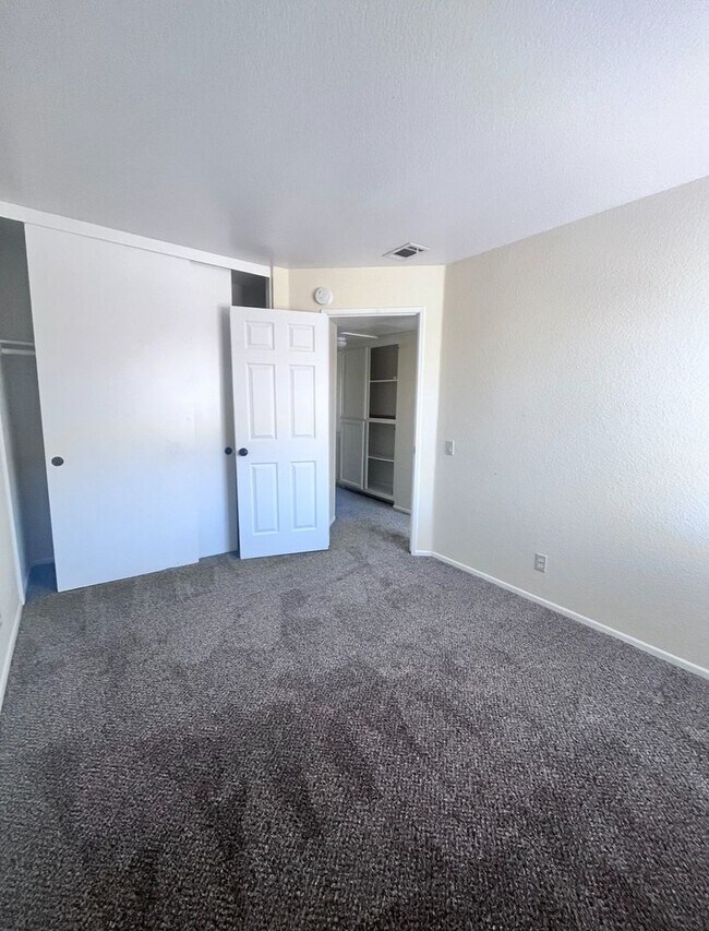 Building Photo - 3 Bedroom Condo in Mentone