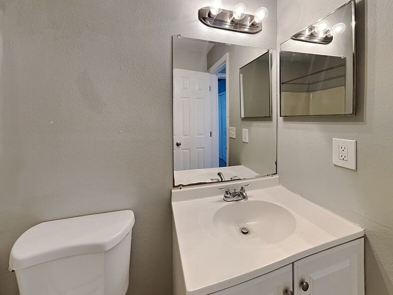 Building Photo - 907 19th St