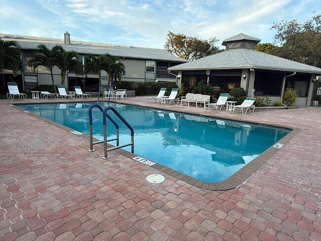 Building Photo - Spacious 2BR/2BA Condo with Vaulted Ceilin...