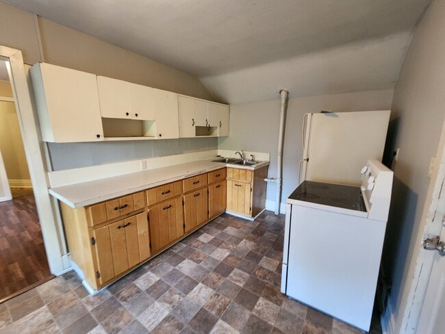 Building Photo - 2 Kitchens & 2 Bathrooms