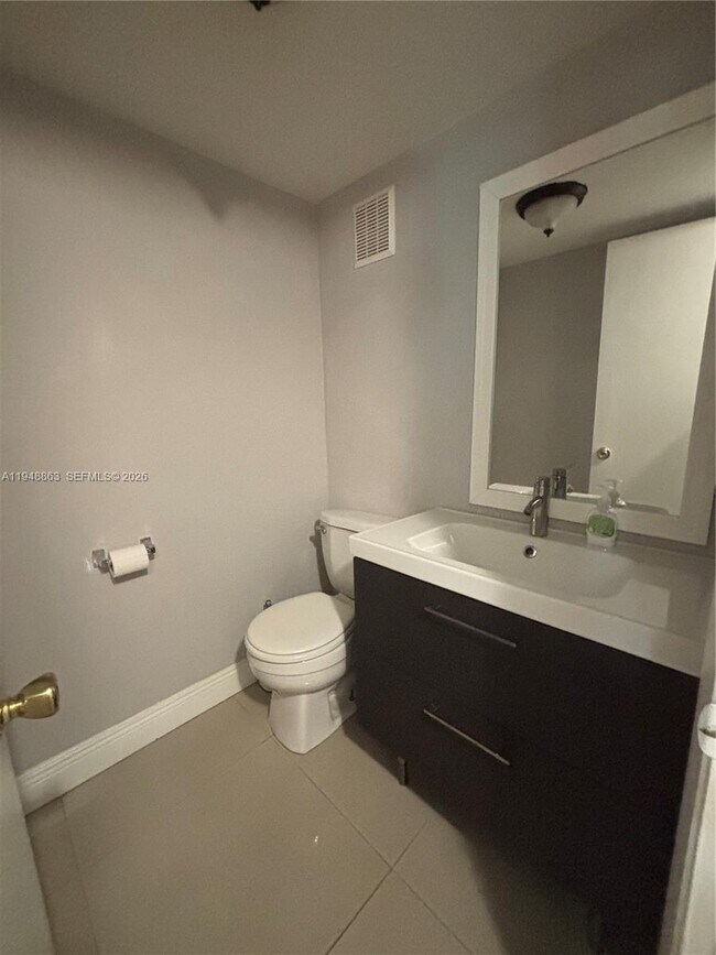 Building Photo - 400 Commodore Dr