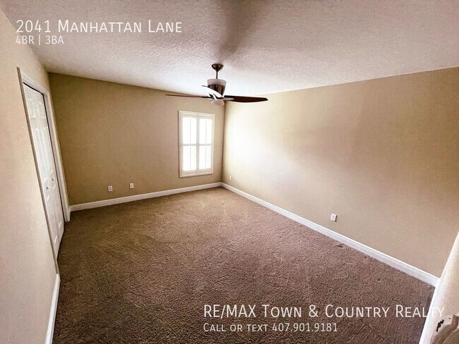Building Photo - 2041 Manhattan Ln