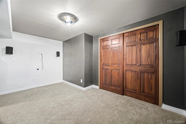 Building Photo - 421 W English Sparrow Dr