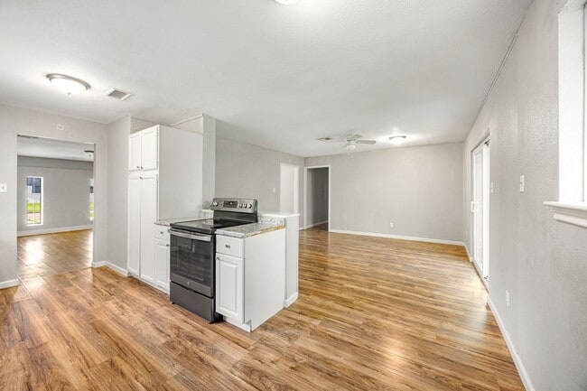 Building Photo - 5618 Briarwick Ln