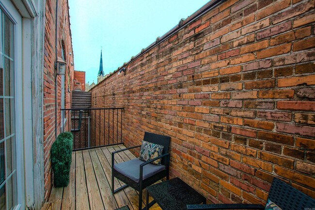 Building Photo - 612 Center St