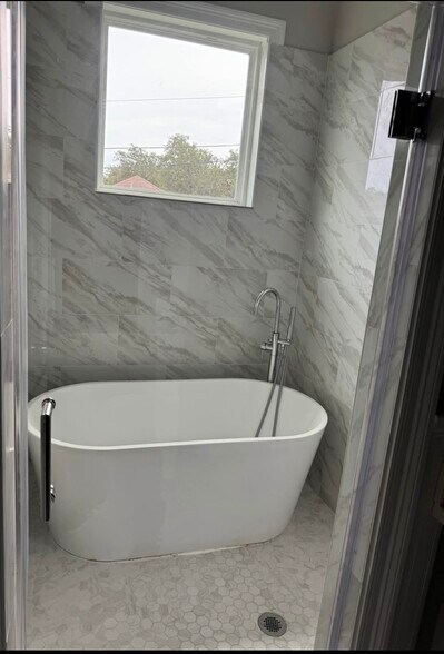 Primary bathroom Tub - 3535 Delachaise St