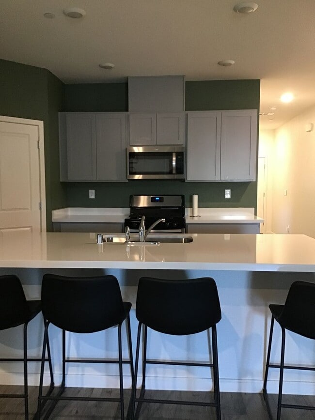 Building Photo - Beautiful home Near bus/transportation for...
