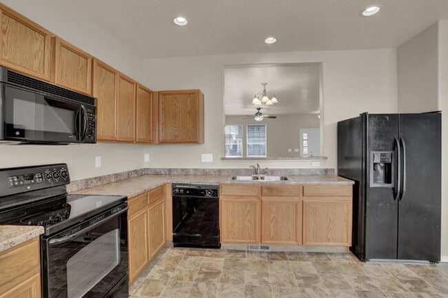 Building Photo - Spacious 3-Bed End-Unit Townhome with Mountain Views Near Ft. Carson