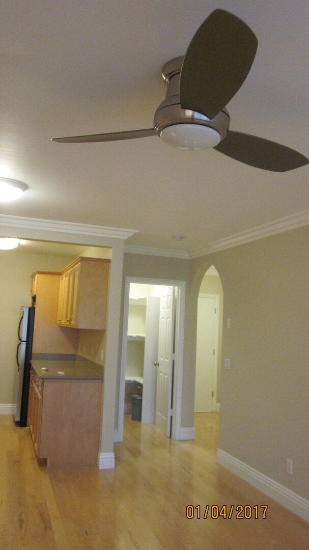 Building Photo - HILLCREST - 1 BED / 1 BATH TOP FLOOR CONDO.