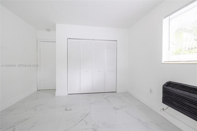 Building Photo - 979 SW 10th St