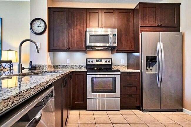 Building Photo - 2330 Silver Palm Dr
