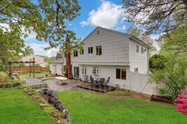 Building Photo - 17 Rondell Ln