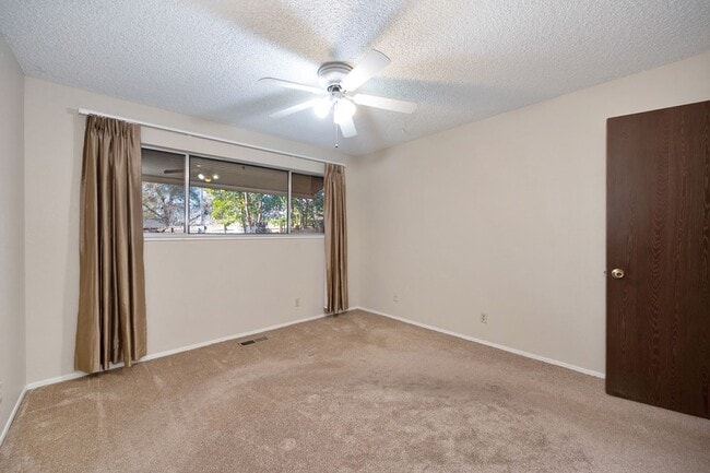 Building Photo - Prime location