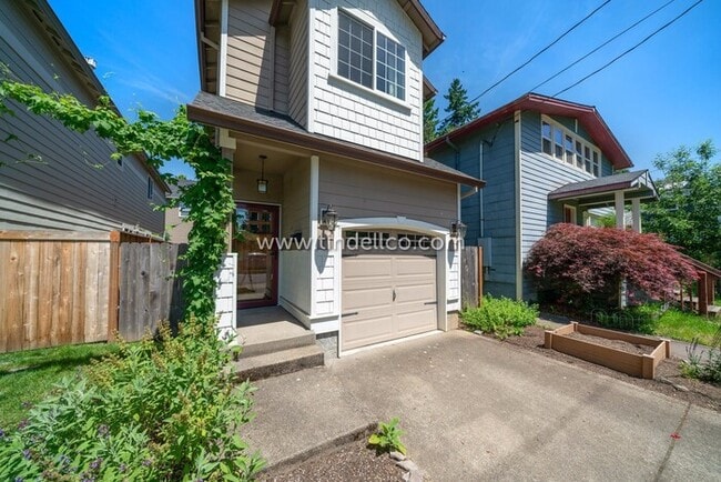 Building Photo - Amazing Eastmoreland Home Near Sellwood wi...