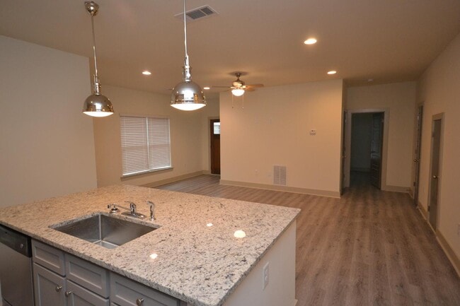 Building Photo - 3925 Overbrook Dr